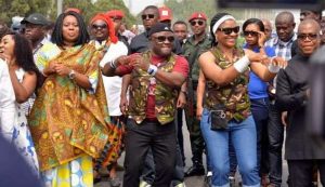 See-funny-pictures-of-Governor-and-his-wife-doing-shoki-at-Calabar-Carnival