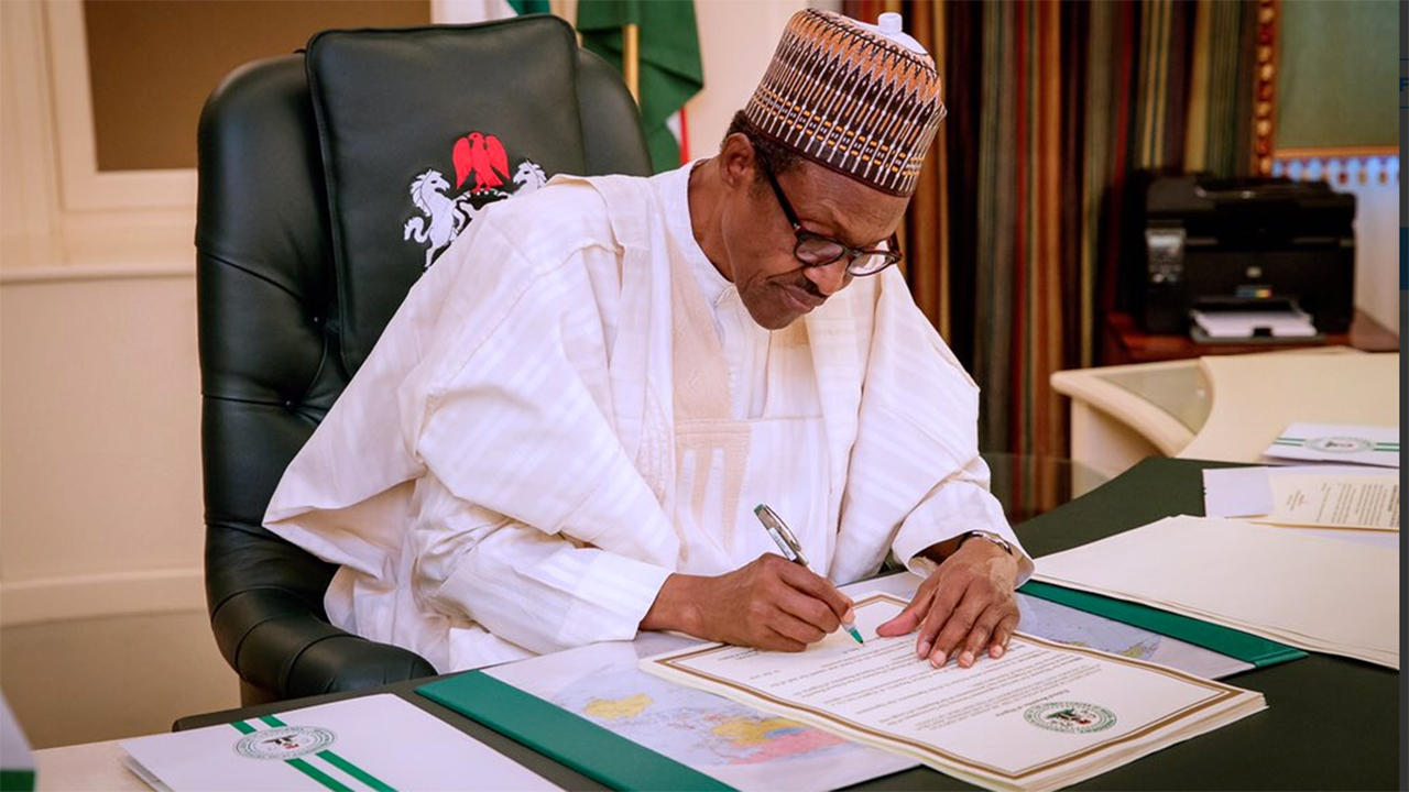 Buhari signs executive order, tightens money laundering rules