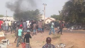 Taraba 2019: Thugs attack APC guber candidate entourage, burn 6 vehicles.-TVC