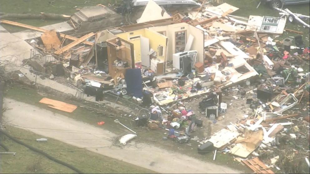 Tornadoes damage parts of U.S. Midwest