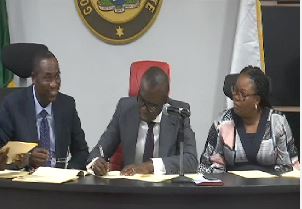 Sanwo-Olu signs 2019 budget of N873.5bn into law