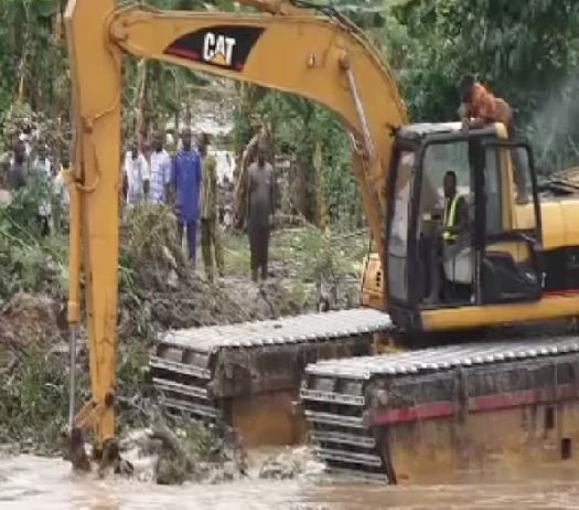 Flooding in Osun: Gov Oyetola mobilizes dredging machine to water bank