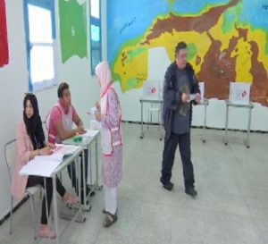 Tunisians are voting in an unpredictable presidential election where there is no overwhelming front-runner. Polling stations opened at 8am from the capital Tunis on the Mediterranean coastline.