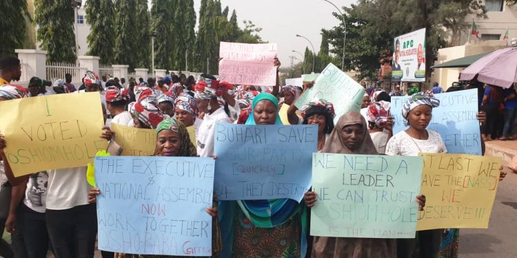PHOTOS: Pro-Oshiomhole protesters condemn call for his resignation