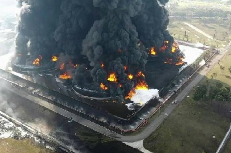 Indonesian oil refinery engulfed by massive fire