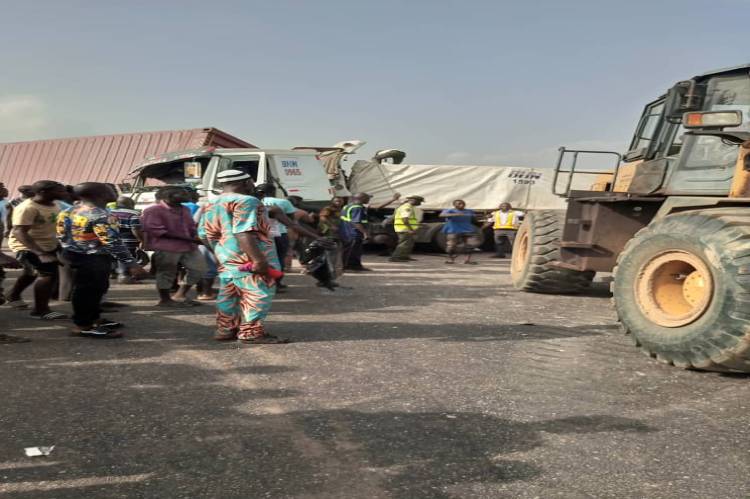 Lagos/Ibadan expressway accident leaves 2 dead, 3 seriously injured