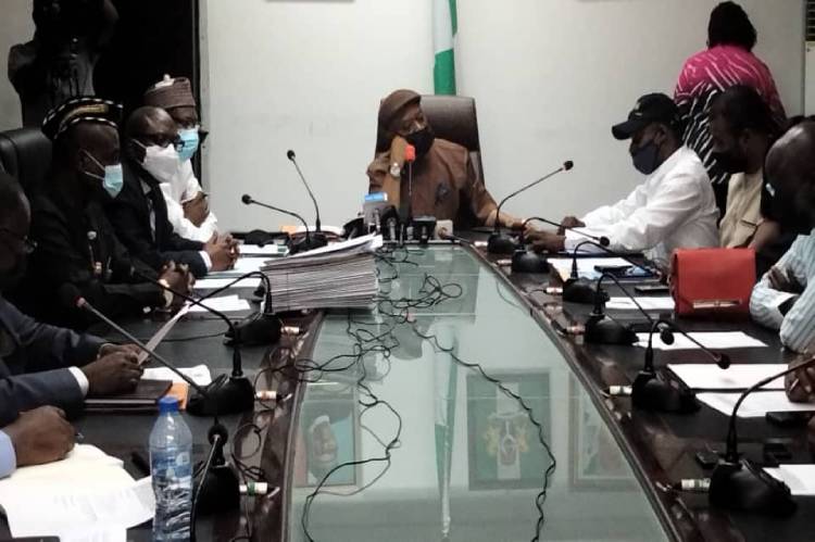 Striking parliamentary workers, JUSUN meet with FG delegation
