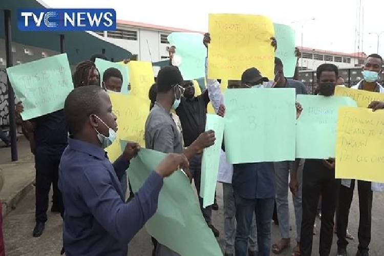 UCH Resident Doctors protest non payment of five months salaries in Ibadan