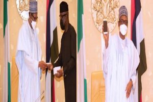 President Buhari receives first indegenious mobile smartphone