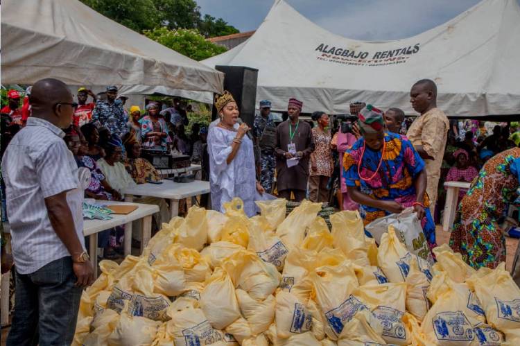 Wife of late Adeseun Ogundoyin presents gifts to over 500 widows in Ibarapa