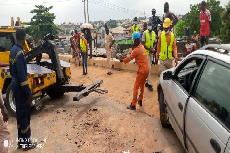 Otedola bridge accident- LASEMA rescues injured truck driver, recovers commodity, others