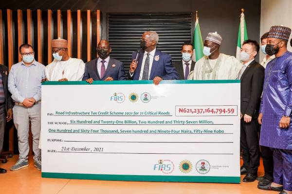 NNPC Presents Symbolic Cheque for 21 Critical roads