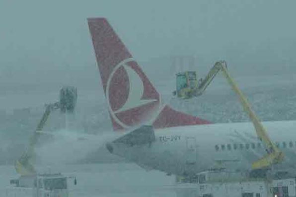 Heavy snowfall hits Turkey, Greece, forcing closure of Istanbul Airport