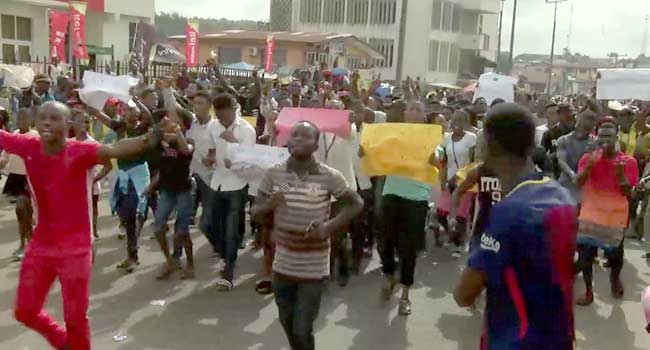Breaking : Protest Rocks Ondo University over incessant road accidents