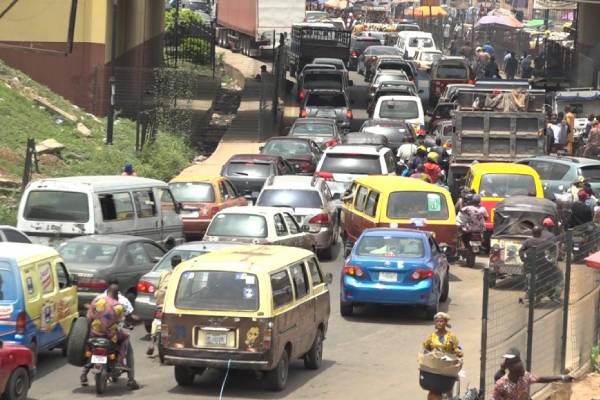 Security agencies resist attempt to block the Ibadan-Ife road in Ibadan