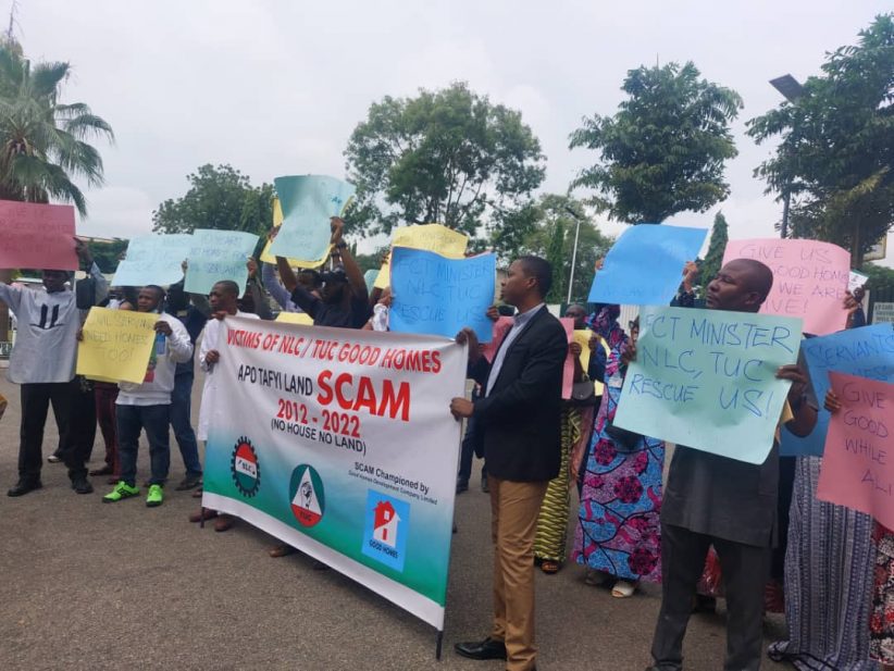 Video: Subscribers protest non-allocation of FG land in Abuja