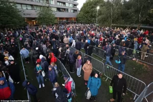  Queen Elizabeth II: Mourners brave cold nights to pay respects