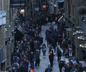  Queen Elizabeth II: Mourners brave cold nights to pay respects