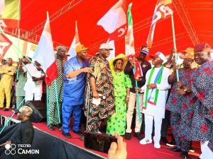 Gov.-Oyetola-in-white-and-APC-National-secretary-Omisore-receiving-the-PDP-defectors-in-Osun-