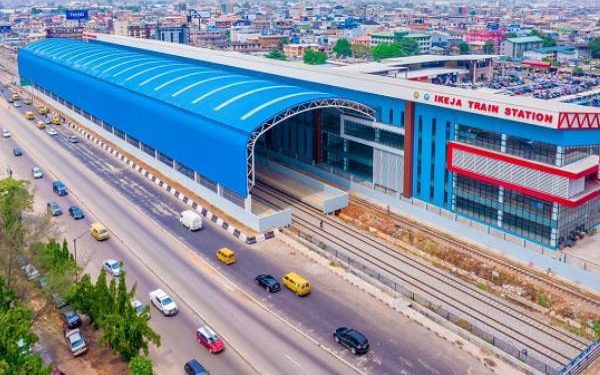 Lagos Red Line Rail Offers Free Train Ride As TVC Crew Observes