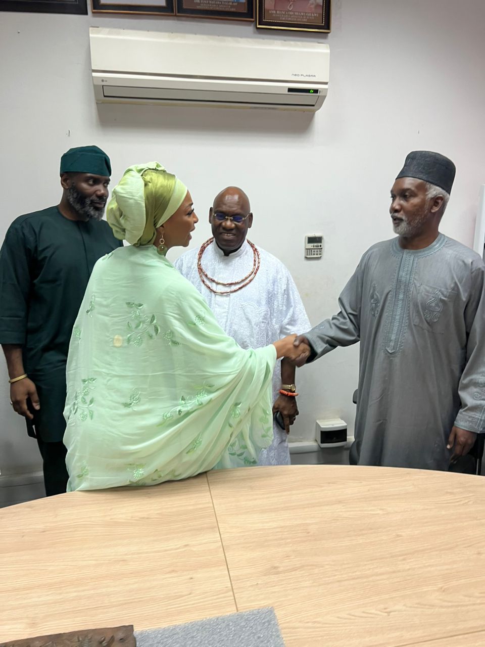 Foreign Affairs Ministry Hands Over Two Benin Bronzes To Art & Culture Ministry